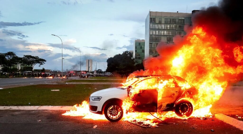 Veículo incendiado durante manifestações tem cobertura no seguro?